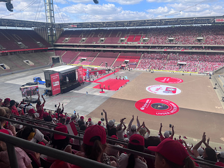 Teil des Weltrekordversuchs im Rhein-Energie-Stadion