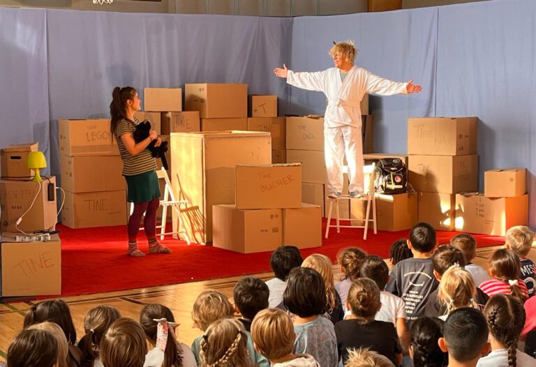 "Ganz schön blöd" - Ein Theaterstück von Zartbitter